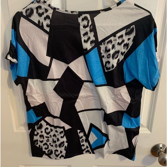 Emery Rose medium short sleeve animal print shirt - Picture 2 of 3